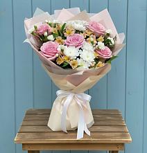 Букет цветов из:  Гвоздики, Орхидеи и Розы в Курманаевка