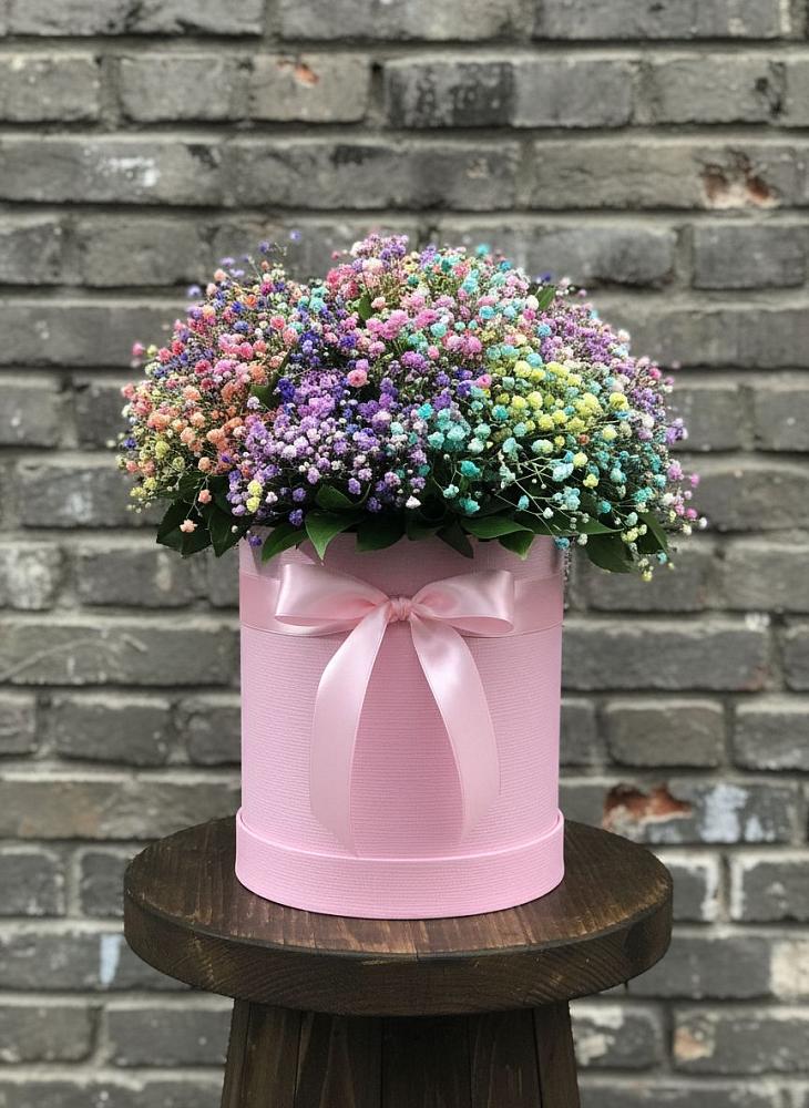 Цветочная композиция из Гипсофила и Розы в шляпной коробке в Курманаевка