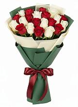 Букет Микс из красных и белых роз в Курманаевка