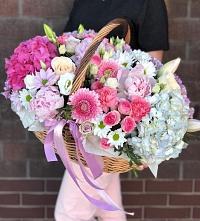 Цветочная композиция из Розы, Хризантемы, Пионы и Лизиантусы в корзине в Курманаевка