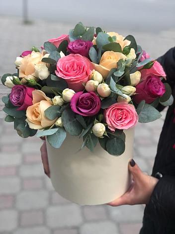 Цветочная композиция из Розы в шляпной коробке в Курманаевка