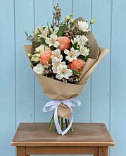 Букет цветов из:  Альстромерии, Лизиантусы, Розы и Хризантемы в Курманаевка