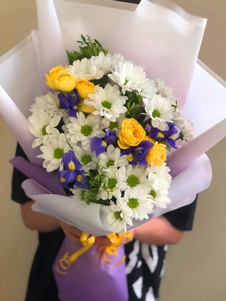 Букет цветов из: Ирисы, Хризантемы и Розы в Курманаевка