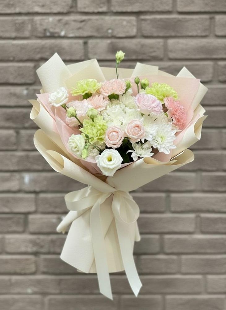 Букет цветов из: Гвоздики, Розы, Лизиантусы и Хризантемы в Курманаевка