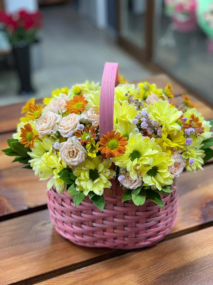 Цветочная композиция из Хризантемы и Розы в корзине в Курманаевка