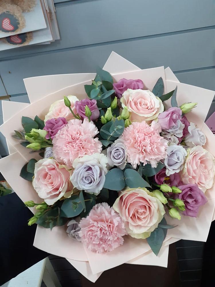 Букет цветов из: Розы, Гвоздики и Лизиантусы в Курманаевка