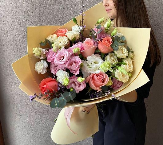 Букет цветов из: Розы, Лизиантусы и Гвоздики в Курманаевка